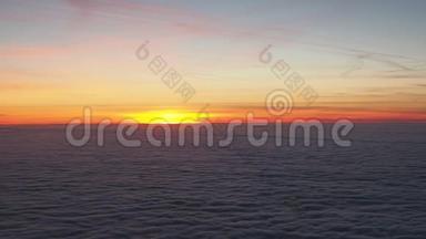 日落时从飞机到大片云海的空中视野